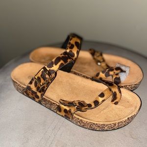 Anna cheetah toe strap sandal size 7
